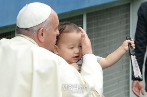 교황님과 어린이2.jpg